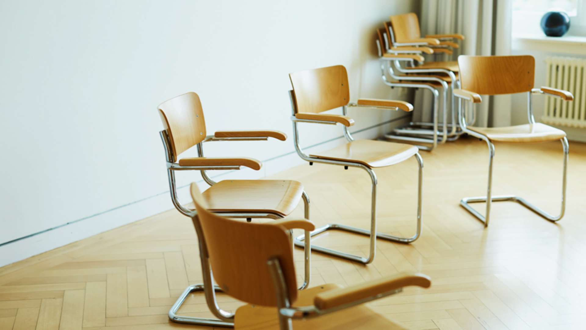 Leere Stühle in kreisförmiger Formation für die Gruppentherapie